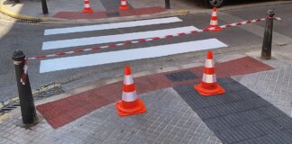 Paso de peatones recién pintado en Alaquàs con conos de seguridad