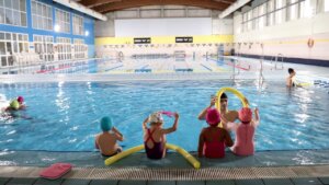 Niños en la piscina cubierta del Polideportivo de Benimàmet
