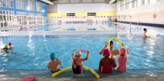 Niños en la piscina cubierta del Polideportivo de Benimàmet