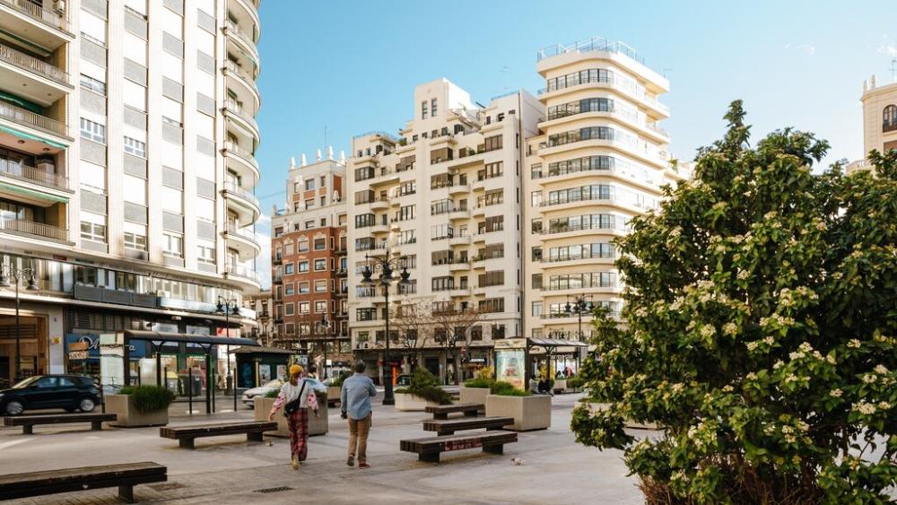 Vista de la plaza de San Agustín con edificios y árboles