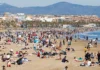 Playa de la Malvarrosa llena de turistas en un día soleado