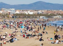 Playa de la Malvarrosa llena de turistas en un día soleado