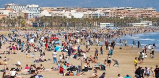 Playa de la Malvarrosa llena de turistas en un día soleado