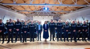 Grupo de policías de barrio en València durante una presentación