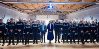 Grupo de policías de barrio en València durante una presentación