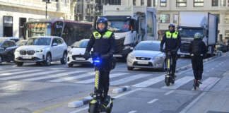 Agentes de policía local en patinetes en una calle de Valencia
