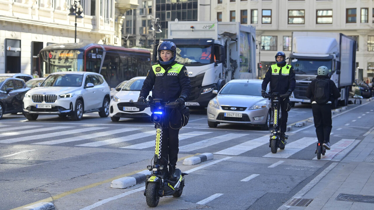 Agentes de policía local en patinetes en una calle de Valencia