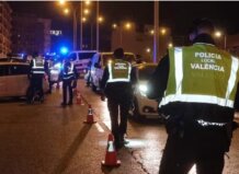Detenidos dos hombres implicados en una pelea tras el robo de un móvil en La Saïdia Agentes de la Policía Local de Valencia realizando una intervención nocturna en la calle.