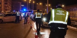Agentes de la Policía Local de Valencia realizando una intervención nocturna en la calle.