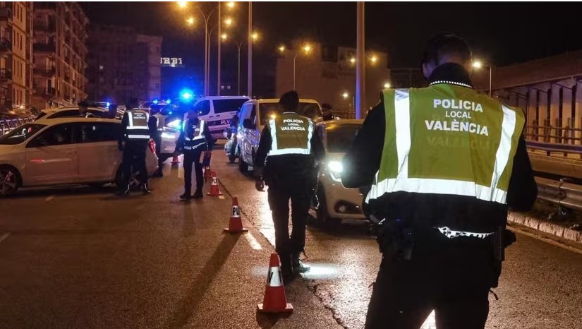 Agentes de la Policía Local de Valencia realizando una intervención nocturna en la calle.