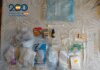 Evidencias de drogas y materiales de tráfico en una mesa
