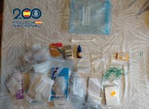 Evidencias de drogas y materiales de tráfico en una mesa
