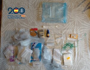 Evidencias de drogas y materiales de tráfico en una mesa