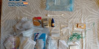 Evidencias de drogas y materiales de tráfico en una mesa