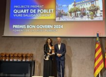 La alcaldesa Cristina Mora recoge un premio en un evento público