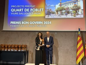 La alcaldesa Cristina Mora recoge un premio en un evento público