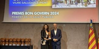 La alcaldesa Cristina Mora recoge un premio en un evento público