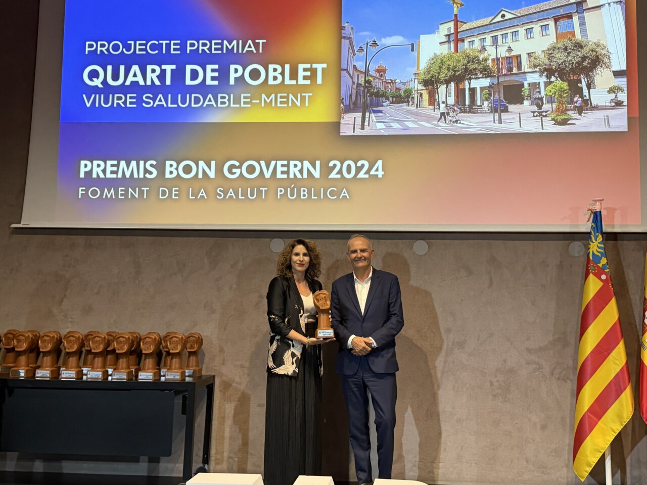 La alcaldesa Cristina Mora recoge un premio en un evento público