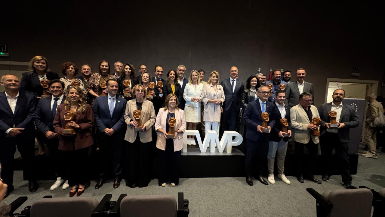 Celebración de los Premios Bon Govern de la FVMP con galardonados.