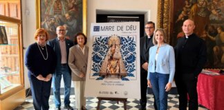 Presentación del cartel de la Virgen de los Desamparados en Valencia con asistentes.