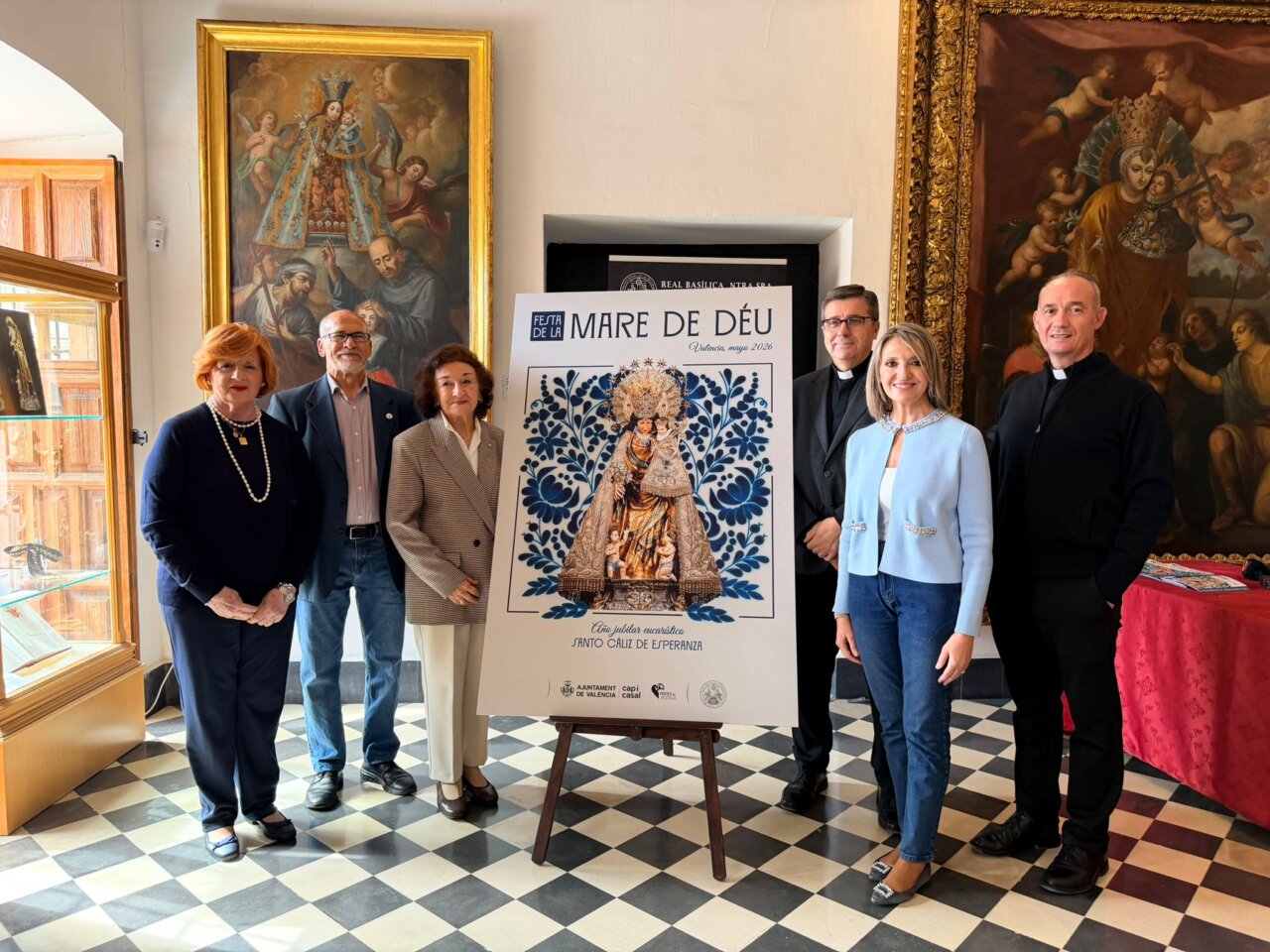 Presentación del cartel de la Virgen de los Desamparados en Valencia con asistentes.