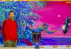 Artista Deih junto a su cómic Life Mission en el Centre del Carme