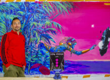 Artista Deih junto a su cómic Life Mission en el Centre del Carme