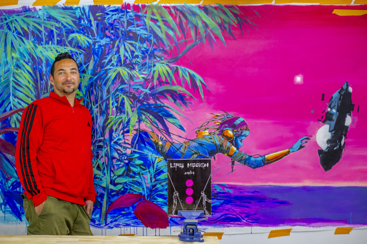 Artista Deih junto a su cómic Life Mission en el Centre del Carme