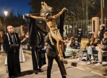 Participantes de la Procesión del Santo Entierro en Valencia con un crucifijo