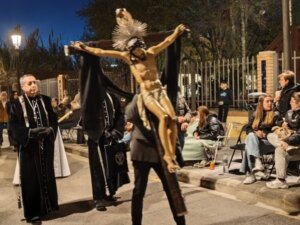 Participantes de la Procesión del Santo Entierro en Valencia con un crucifijo