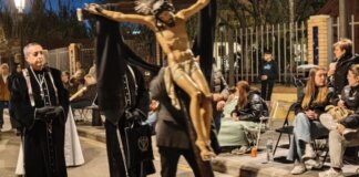 El Marítim exhibe su identidad en una multitudinaria Procesión del Santo Entierro que desborda pasión Participantes de la Procesión del Santo Entierro en Valencia con un crucifijo