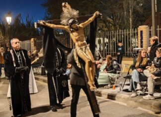 El Marítim exhibe su identidad en una multitudinaria Procesión del Santo Entierro que desborda pasión Participantes de la Procesión del Santo Entierro en Valencia con un crucifijo