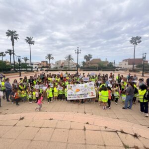 Familias y alumnado del CEIP Els Germanells se concentran para exigir un calendario de obras.