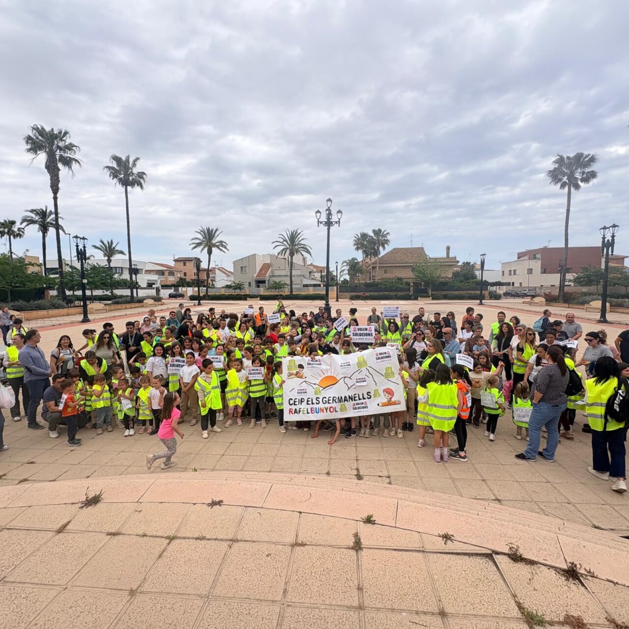 Familias y alumnado del CEIP Els Germanells se concentran para exigir un calendario de obras.
