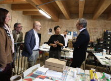 Alaquàs busca a las familias de las fotografías halladas tras la DANA para devolverles sus recuerdos Reunión en el Castell-Palau d’Alaquàs sobre recuperación de fotografías