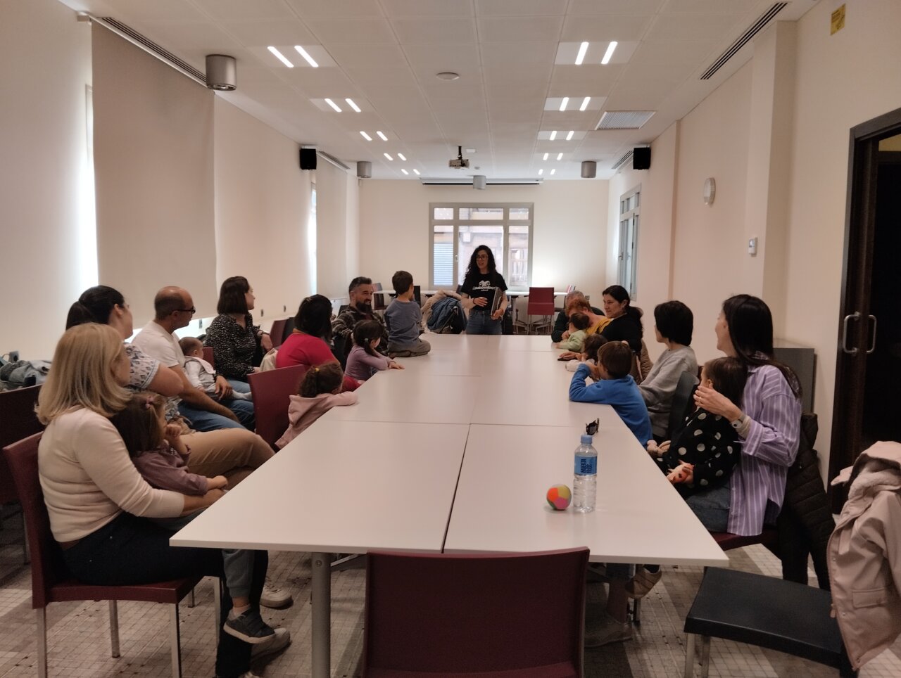 Familias participando en actividades del Mes del Libro en Quart de Poblet