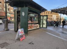 Quiosco de prensa abierto en Valencia con revistas y productos variados