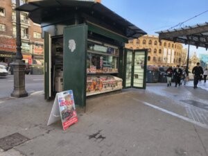 Quiosco de prensa abierto en Valencia con revistas y productos variados