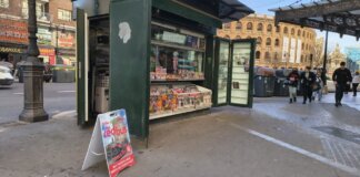 Quiosco de prensa abierto en Valencia con revistas y productos variados
