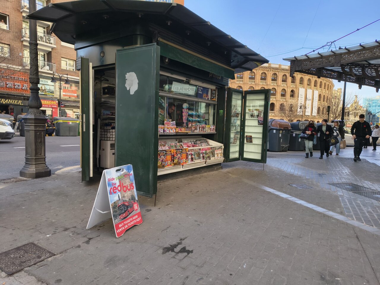 Quiosco de prensa abierto en Valencia con revistas y productos variados