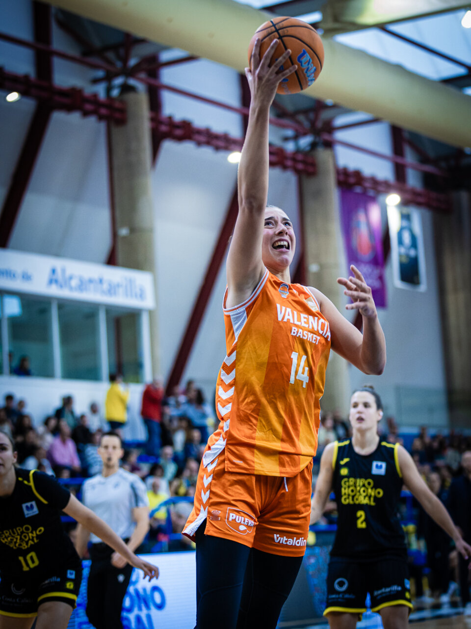 Jugadora de Valencia Basket lanzando el balón durante un partido