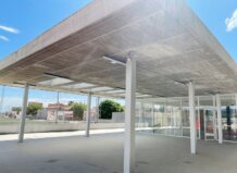 Vista exterior del bar cafetería en Rafelbunyol con estructura moderna.