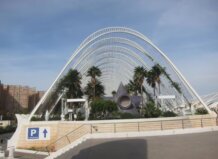 Vista exterior de la terraza Umbracle en Valencia con palmeras y estructura moderna.