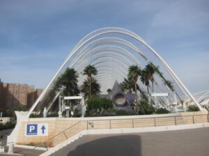 Vista exterior de la terraza Umbracle en Valencia con palmeras y estructura moderna.