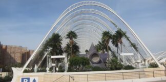 Vista exterior de la terraza Umbracle en Valencia con palmeras y estructura moderna.
