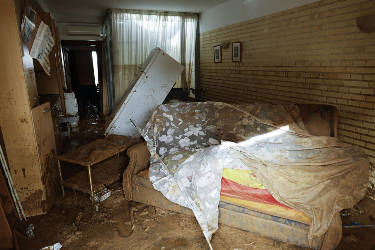 Interior de una vivienda afectada por la DANA con muebles dañados y barro