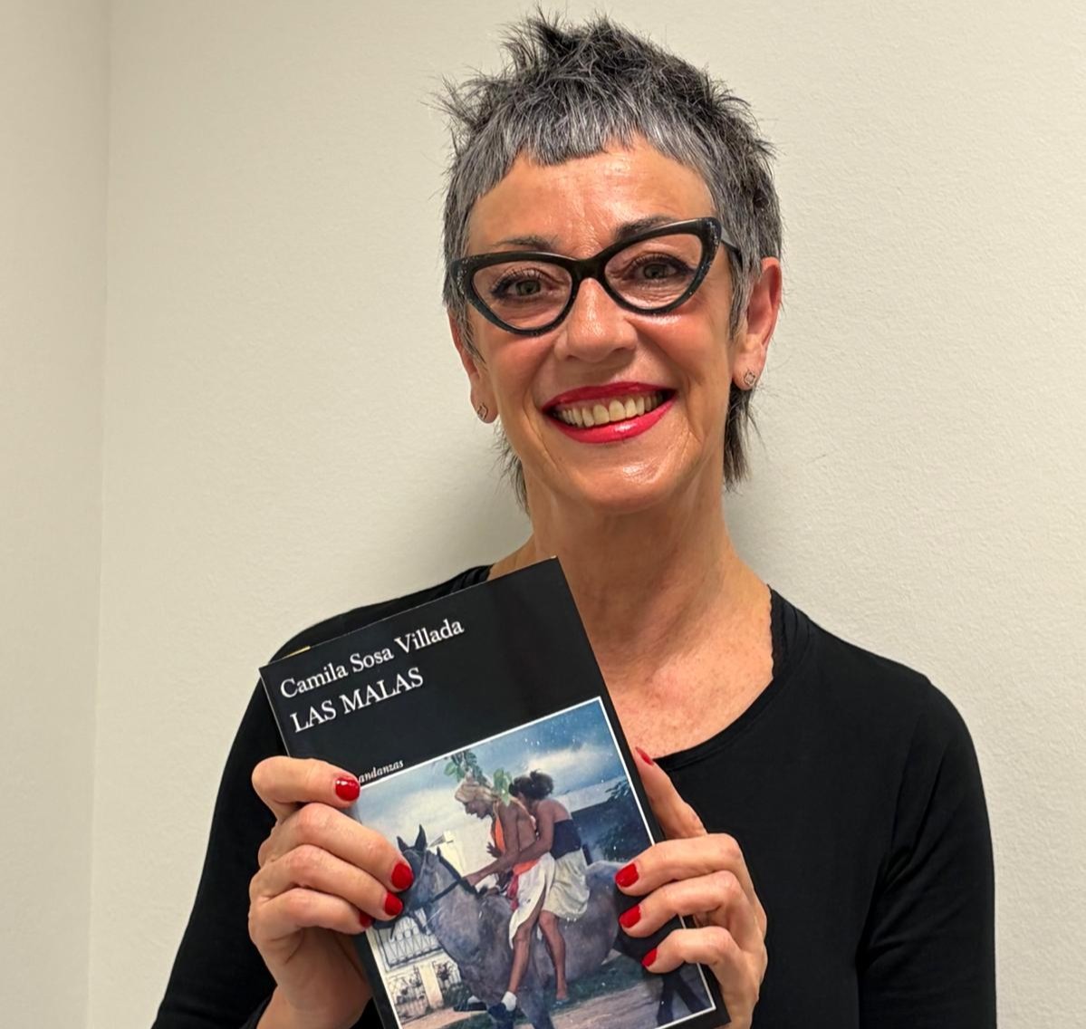 Persona sosteniendo el libro Las Malas de Camila Sosa Villada