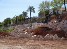 Excavadora trabajando en la reconstrucción del barranco del Poyo en Picanya.