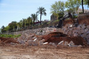 Excavadora trabajando en la reconstrucción del barranco del Poyo en Picanya.