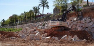 Excavadora trabajando en la reconstrucción del barranco del Poyo en Picanya.